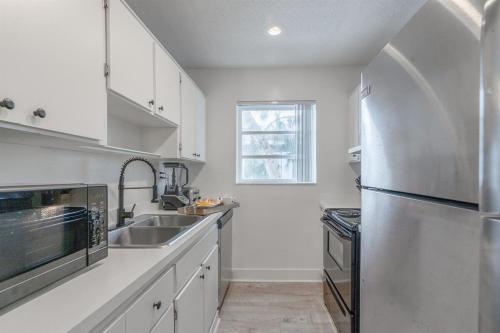 Serene Oasis - Sleeps 11 - Palm Waves Stays in Coconut Creek (FL)