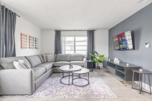 Ocean Whisper - Sleeps 11 - Palm Wave Stays in Coconut Creek (FL)