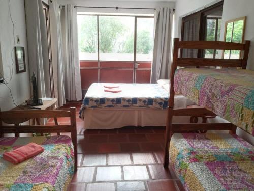 1 queen bed, 3 twin beds