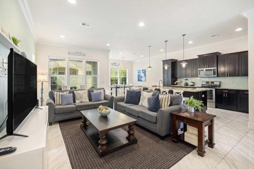 Sunny Gem with Pool Access Walk to Miramar Beach, Destin
