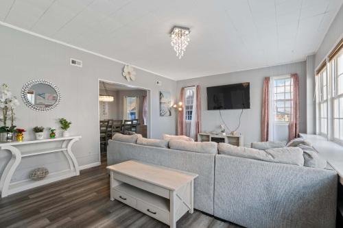 Escape to Raleigh Ave Glamour - Steps to the Beach in Atlantic City, USA