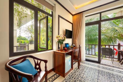 Deluxe Double or Twin Room with Pool View image 9