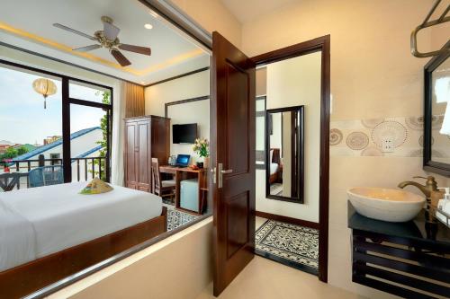 Deluxe Double Room with Balcony image 8
