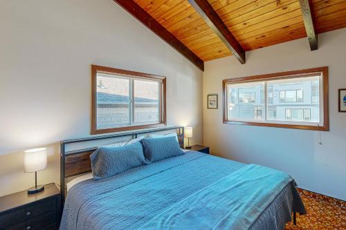 Rockaway Beach Cozy Cabin - image 3