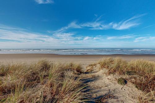 Rockaway Beach Cozy Cabin - main image