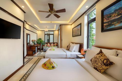 Family Room with Garden View image 3