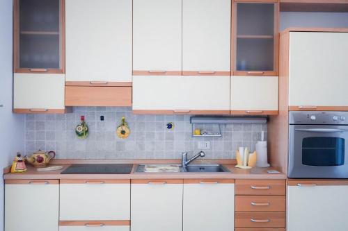 Kitchen, Iside Apartment - piscina - vista mare in Crotone