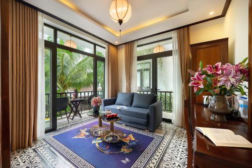 King Suite with Pool View image 5