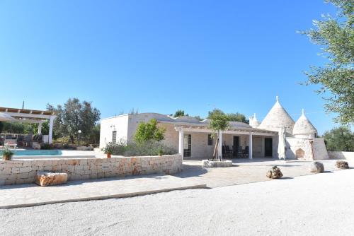 Trulli dellamore with private heated pool in Fumarola