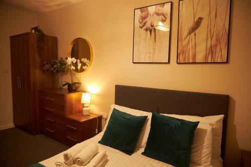 Deluxe and cozy two bedroom with 1 bathroom and open balcony - Tap to explore photos