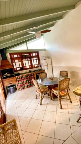 Vilamaruá Casa próximo da praia do Perequê com garagem e churrasqueira (Vilamarua Casa proximo da praia do Pereque com garagem e churrasqueira) in Agua Branca