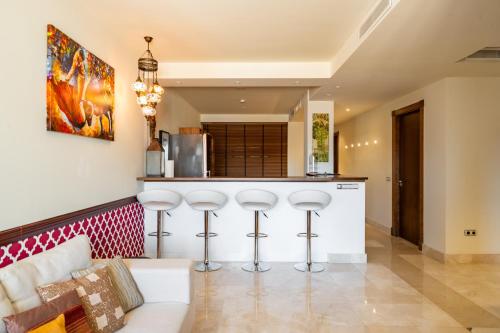 設施, Luxury Modern 5BR Villa - Infinity pool & Panoramic sea views in 貝納阿維斯鎮中心