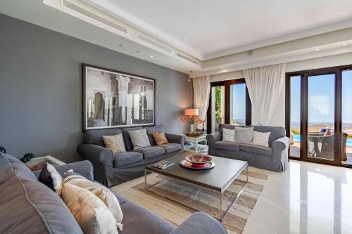 Luxury Modern 5BR Villa - Infinity pool & Panoramic sea views in 貝納阿維斯鎮中心