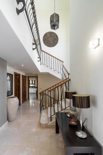 設施, Luxury Modern 5BR Villa - Infinity pool & Panoramic sea views in 貝納阿維斯鎮中心