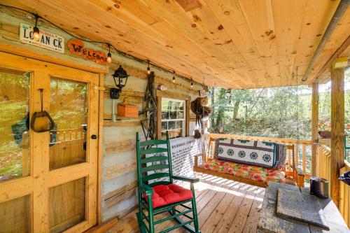 9 Mi to Creeper Trail Woodsy Abingdon Cabin in Abingdon, USA