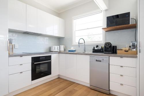 Kitchen, Cosy Holiday Home 3BR near the beach with free parking near McLarens Dam
