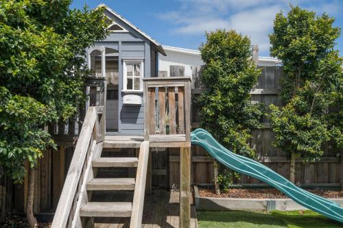 Playground, Cosy Holiday Home 3BR near the beach with free parking near McLarens Dam