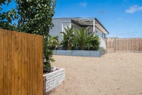 Cosy Holiday Home 3BR near the beach with free parking near McLarens Dam