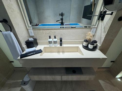 Luxury Apartment Jacuzzi Air Conditioning Fireplace and King Bed, Medellín (photo 9)