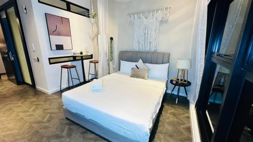 Scarletz Suites KLCC by Luxe Suites - Tap to explore photos