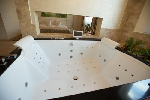 热水浴池, Hotel Poarta Transilvaniei in 比斯特里察