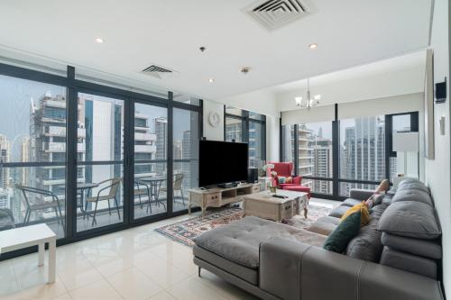 Scenic lake view 2BR near metro in Cluster A, JLT - Allsopp&Allsopp, Dubaj
