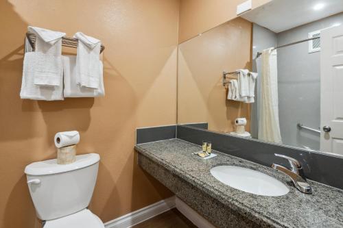 Standard King Room image 4