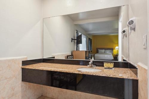 Standard Triple Room image 1