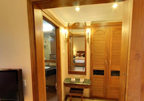 Deluxe Double or Twin Room image 2