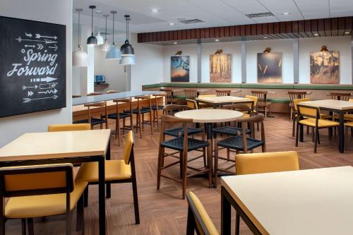 Food and beverages, Fairfield by Marriott Inn & Suites New Orleans Metairie in Metairie (LA)