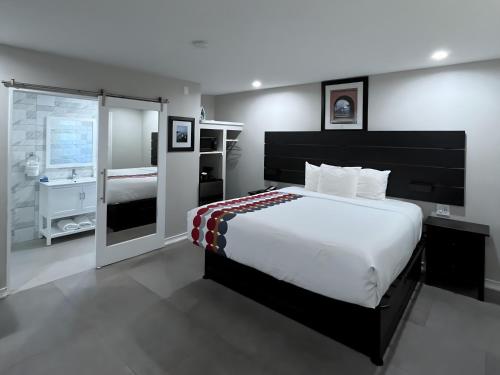 Inn By the Bay Monterey Room Type - Standard Room with King Bed