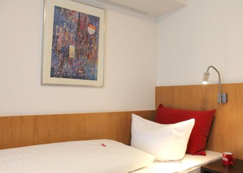 Single Room image 10