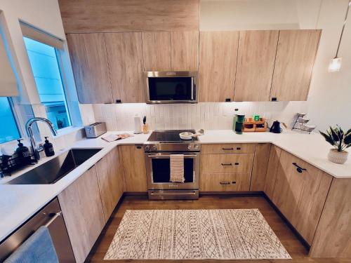 Luxe & Bright Gem - Prime Location, Roof Deck, View, Сиэтл (фото 8)