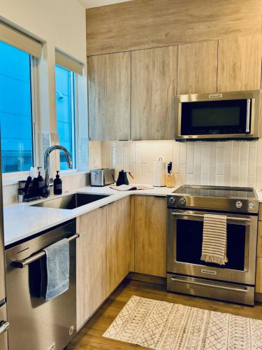 Luxe & Bright Gem - Prime Location, Roof Deck, View, Сиэтл (фото 10)