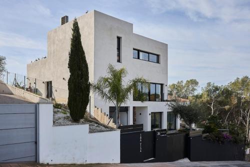 Villa Sitges Casa Selva 7 minutos de Sitges en coche Diseño Comodidad Nueva Ideal para Vacaciones (Villa Sitges Casa Selva 7 minutos de Sitges en coche Diseno Comodidad Nueva Ideal para Vacaciones) in กินต์ มาร์