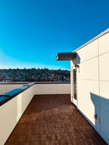 Luxe & Bright Gem - Prime Location, Roof Deck, View