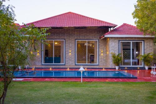 Alaya Stays 5 BHK Roohmon's Farm with Private Pool