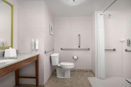 Hampton Inn and Suites Lynchburg - image 11