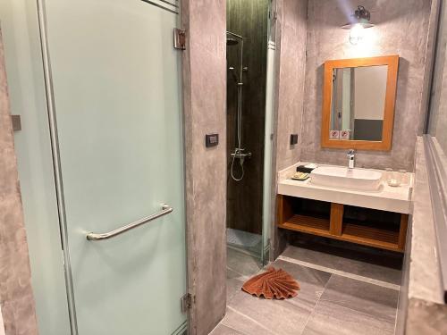 room detail thumbnail 2