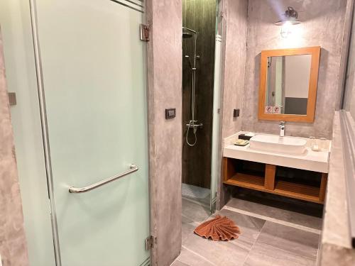 room detail thumbnail 2