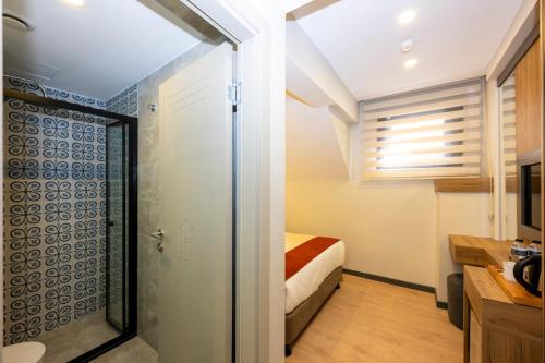 Economy Double Room image 4