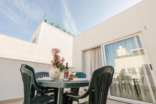 Tropea Court 2BED Penthouse in Sliema by Homely, San Giljan