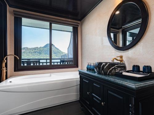 Senior Suite Twin/ Double Private Balcony - 2 Days 1 Night image 4