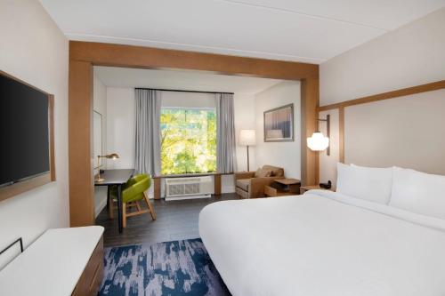 King Room with Roll-in Shower - Mobility and Hearing Accessible