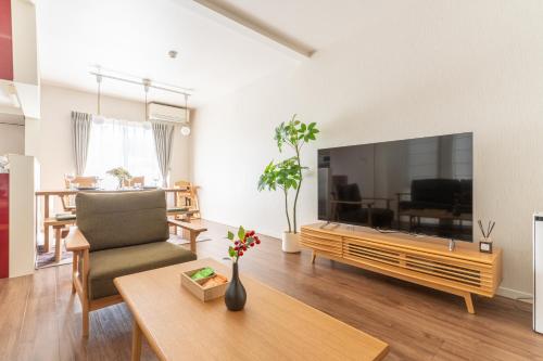 新年特別割引 無料駐車 4ldk戸建 関空 難波 心斎橋 通天閣 スパワールド世界の大温泉 天王寺動物園 京都直通 現代的で広々とした空間に和風の魅力とプライベート庭園を融合した豪華な別荘