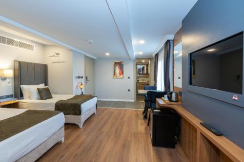 Family Room image 3