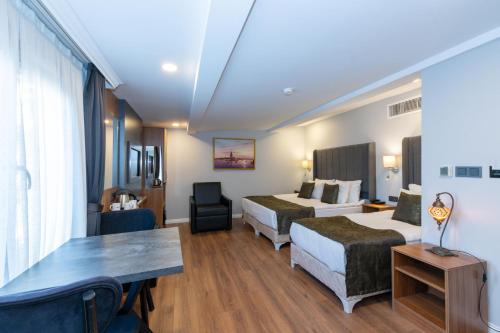 Family Room image 5