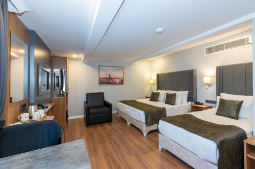 Family Room image 4