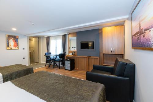 Family Room image 6
