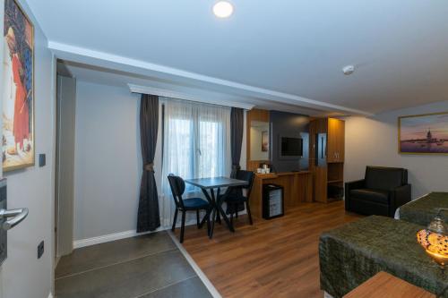 Family Room image 7